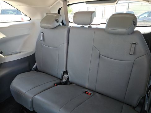 Used 2023 Toyota Sienna XLE FWD image 14