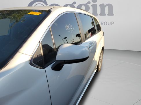 Used 2023 Toyota Sienna XLE FWD image 26