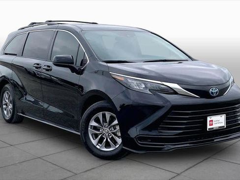 Certified 2024 Toyota Sienna LE FWD image 3