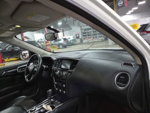 Used 2019 Nissan Pathfinder SL image 12