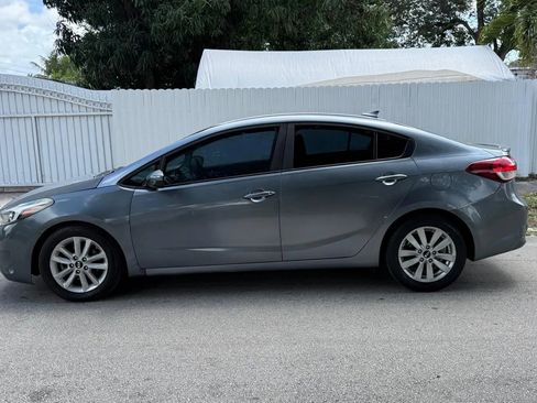 Used 2017 Kia Forte S image 3