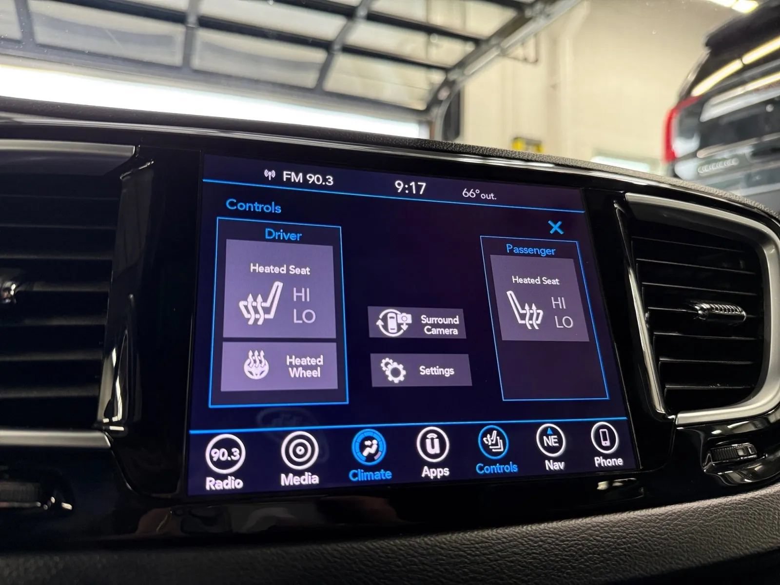 Used 2018 Chrysler Pacifica Touring-L Plus w/ Advanced Safetytec Group FWD image 24
