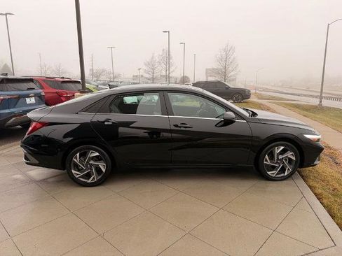 Used 2025 Hyundai Elantra Limited image 8