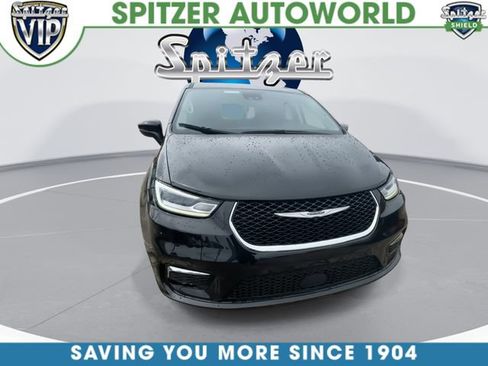 Used 2023 Chrysler Pacifica Touring-L FWD image 3