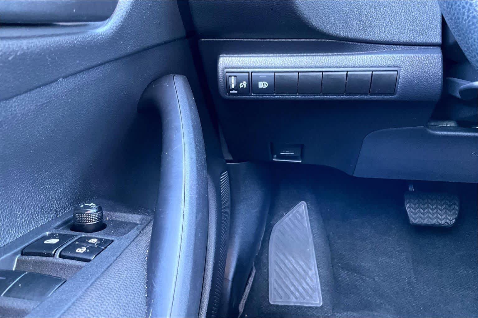 Used 2025 Toyota Corolla LE FWD image 33