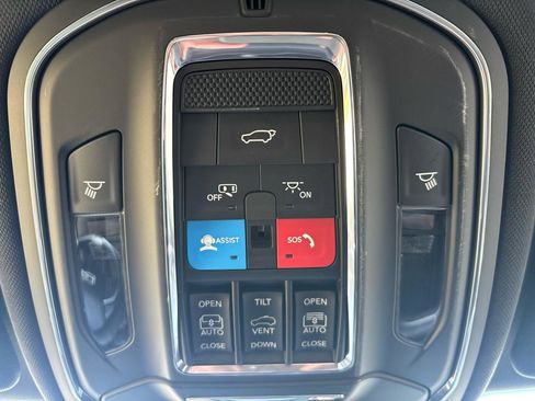 Used 2024 Jeep Grand Cherokee Limited w/ Luxury Tech Group II image 32