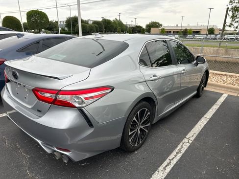 Used 2020 Toyota Camry SE w/ Convenience Package FWD image 4