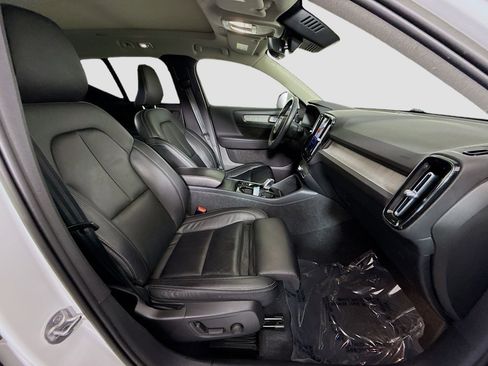 Used 2023 Volvo XC40 B5 Plus image 29