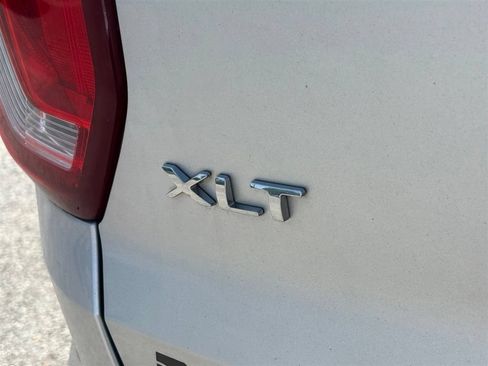 Used 2016 Ford Explorer XLT FWD image 5