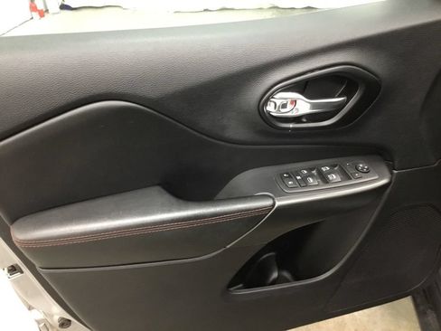 Used 2021 Jeep Cherokee Trailhawk w/ Sun & Sound Group AWD/4WD image 7