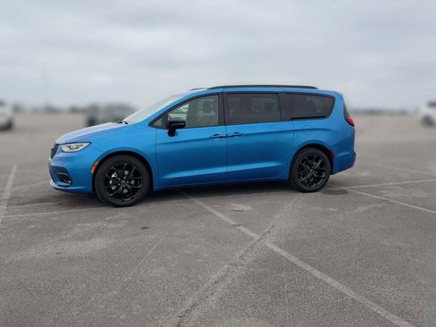 New 2026 Chrysler Pacifica Select image 5