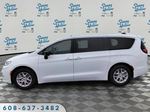 Used 2024 Chrysler Pacifica Touring-L image 8