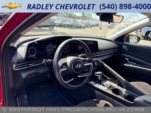 Used 2025 Hyundai Elantra SEL FWD image 4