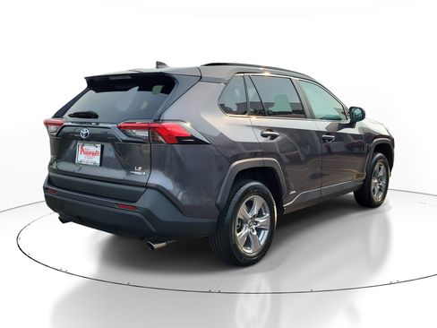 Used 2022 Toyota RAV4 LE AWD/4WD image 4