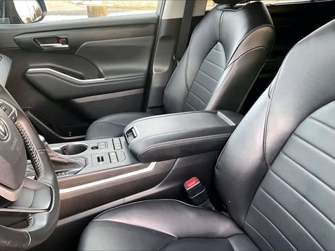 Used 2022 Toyota Highlander XLE image 8