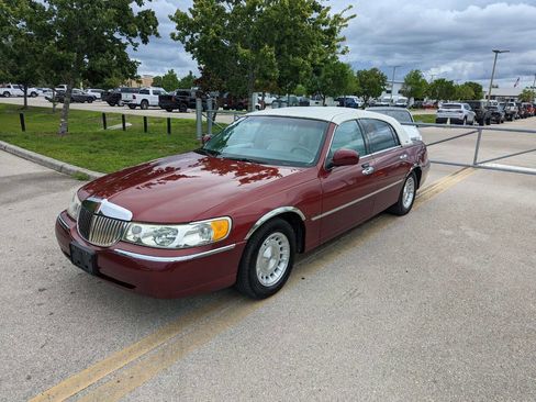 Used 1998 Lincoln Town Car Executive image 2