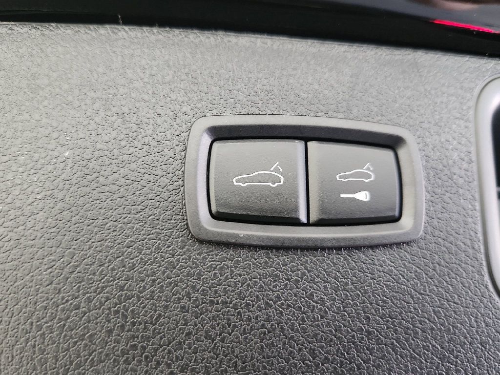 Certified 2026 Porsche Macan AWD/4WD image 30