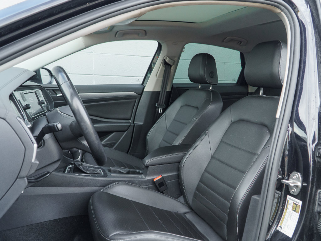 Used 2024 Volkswagen Jetta SE w/ Panoramic Sunroof Package FWD image 5
