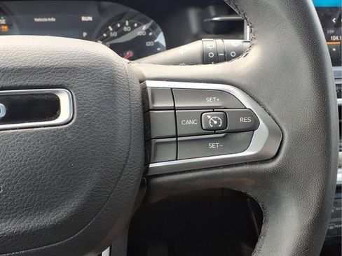 Used 2025 Jeep Compass Latitude image 16