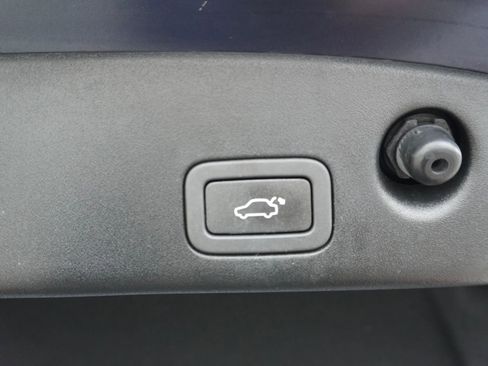 Used 2015 Jaguar XJ image 21