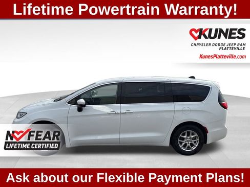 Used 2023 Chrysler Pacifica Touring-L image 7