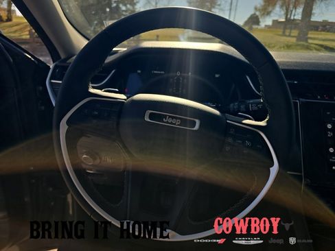 Used 2023 Jeep Grand Cherokee L Laredo image 15