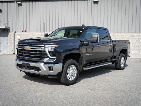 Used 2024 Chevrolet Silverado 2500 LTZ AWD/4WD image 3