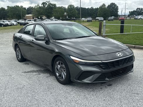 Used 2024 Hyundai Elantra SEL FWD image 3