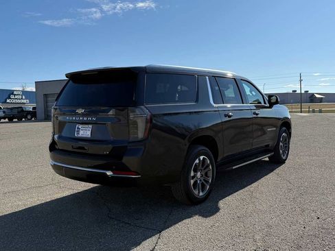 Used 2025 Chevrolet Suburban LT w/ Comfort Package image 4