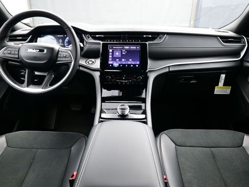 New 2025 Jeep Grand Cherokee L Altitude image 9