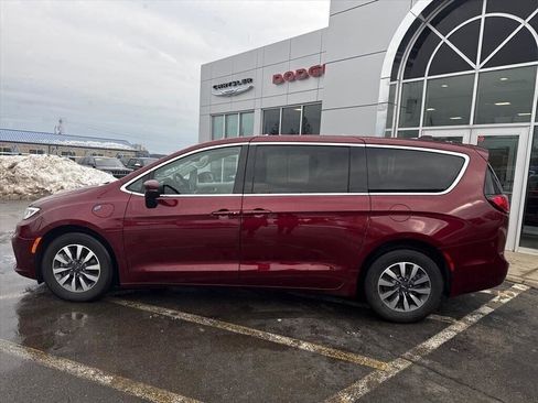 Used 2023 Chrysler Pacifica Touring-L w/ Uconnect Theater Family Group image 2