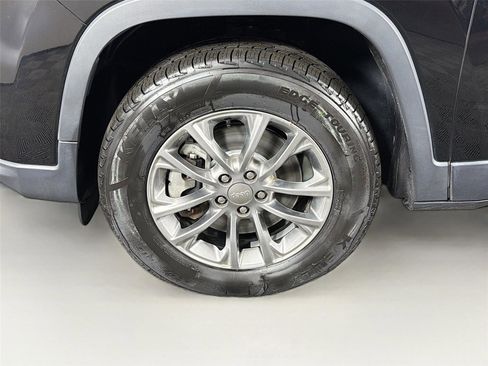Used 2019 Jeep Cherokee Latitude Plus w/ Comfort/Convenience Group AWD/4WD image 32