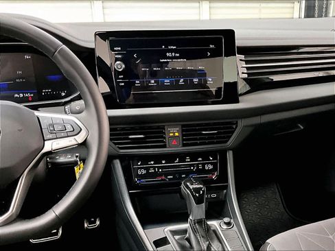 Used 2025 Volkswagen Jetta Sport image 9