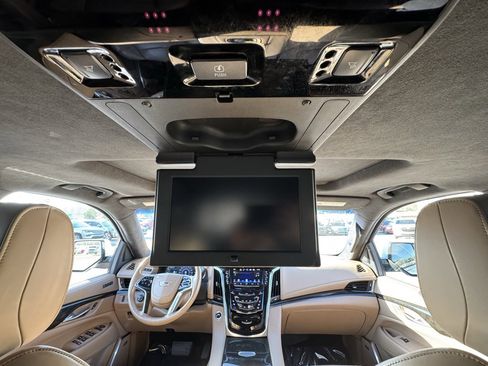 Used 2018 Cadillac Escalade Platinum image 22
