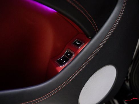 Used 2018 Bentley Bentayga image 45