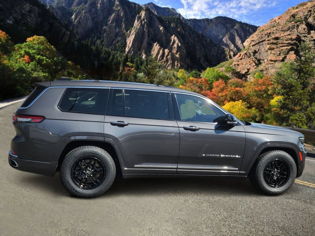 Used 2022 Jeep Grand Cherokee L Overland w/ Luxury Tech Group IV AWD/4WD image 2