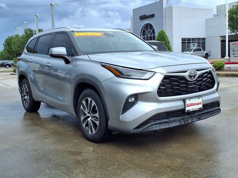 Used 2022 Toyota Highlander XLE FWD image 2