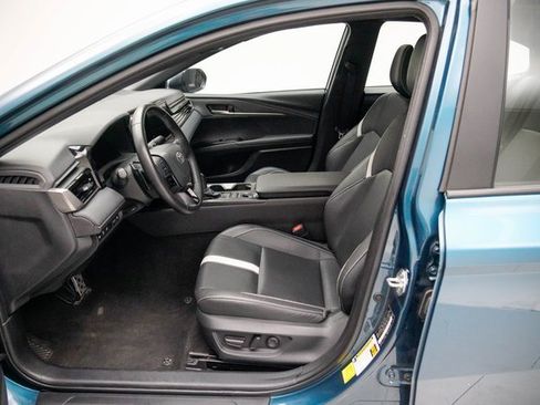 Used 2025 Toyota Camry SE image 4