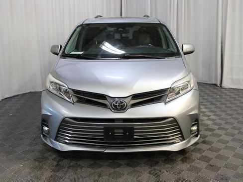 Used 2018 Toyota Sienna Limited image 2