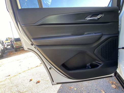 New 2025 Jeep Grand Cherokee L Altitude image 21