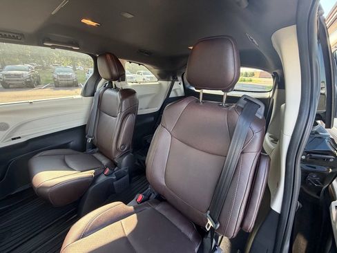 Used 2021 Toyota Sienna Platinum AWD/4WD image 8