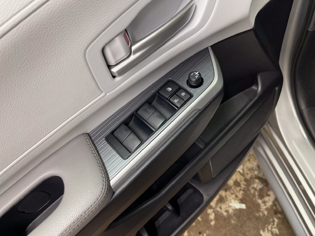 Certified 2025 Toyota Sienna XLE FWD image 15