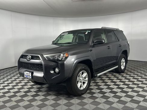 Used 2018 Toyota 4Runner SR5 AWD/4WD image 5