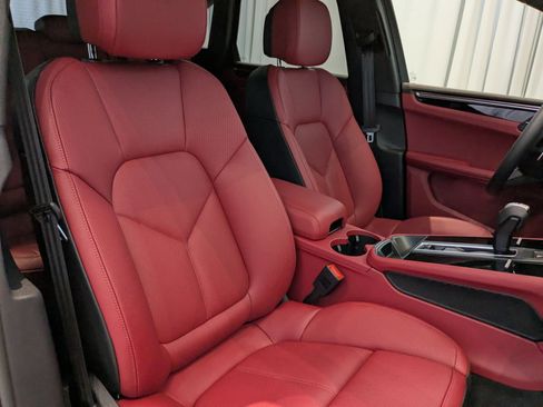 Certified 2025 Porsche Macan image 25