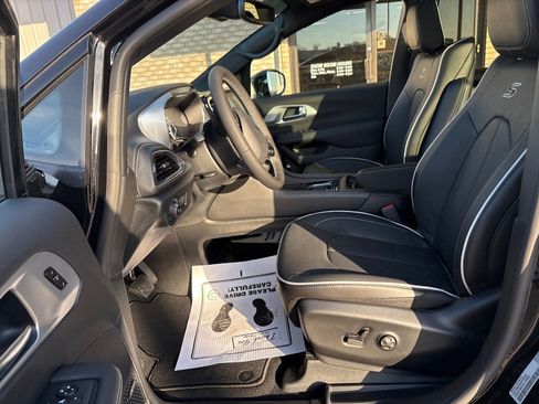 New 2026 Chrysler Pacifica Limited w/ Uconnect Theater Family Group image 3