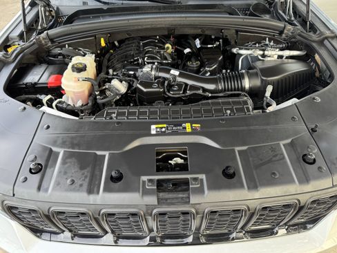 Used 2025 Jeep Grand Cherokee Altitude image 31