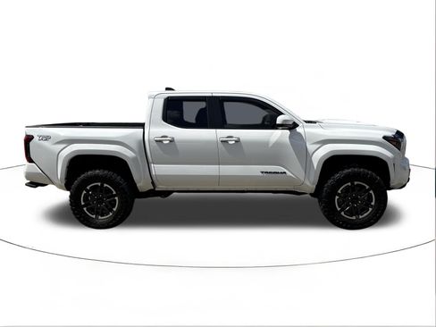 Used 2025 Toyota Tacoma TRD Sport AWD/4WD image 2