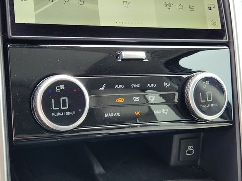 Certified 2024 Land Rover Discovery S image 20