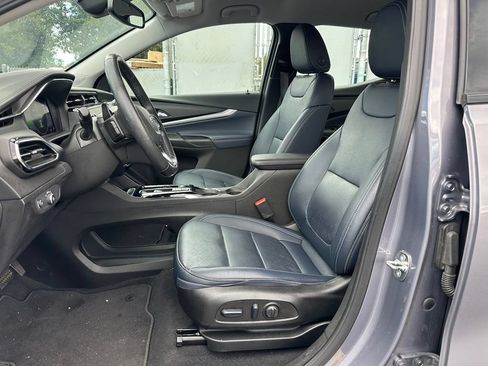 Used 2023 Chevrolet Bolt EUV LT w/ Convenience Package FWD image 9