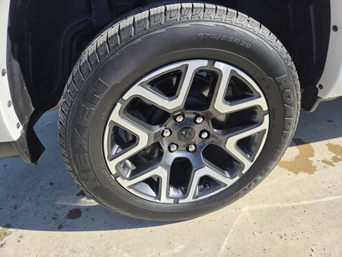 Used 2025 RAM 1500 Laramie AWD/4WD image 32